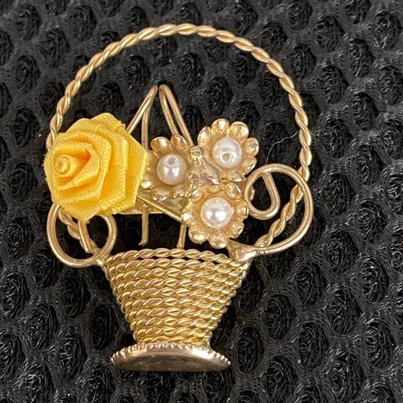 Gold Tone Yellow Rose Faux Pearl Basket Pin Brooch Unisex - Picture 1 of 8
